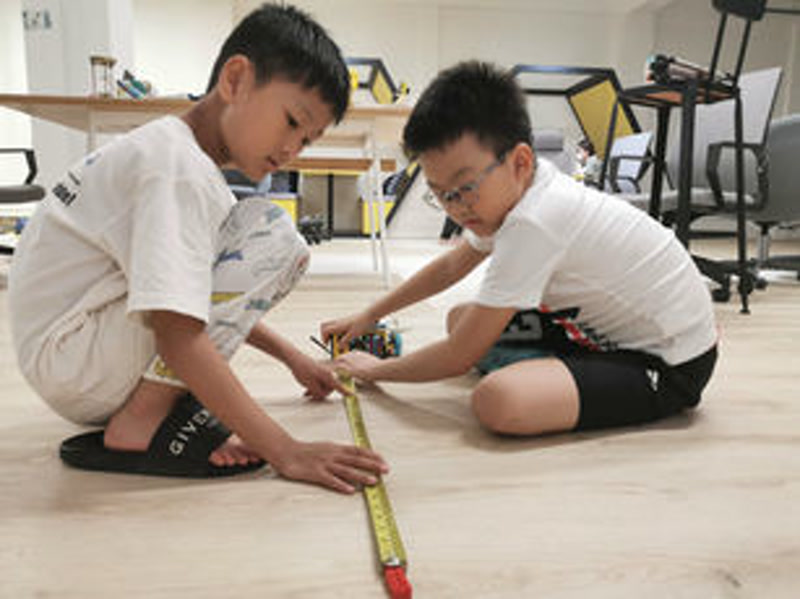 Students building and testing their projects at a NextBuilder maker class
