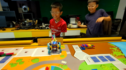 Students building and testing their projects at a NextBuilder maker class