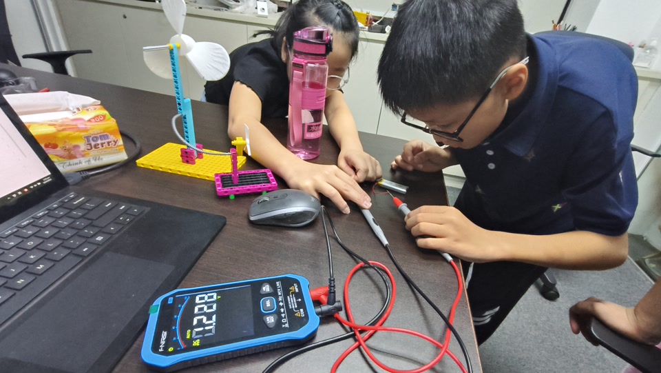 Students building and testing their projects at a NextBuilder maker class